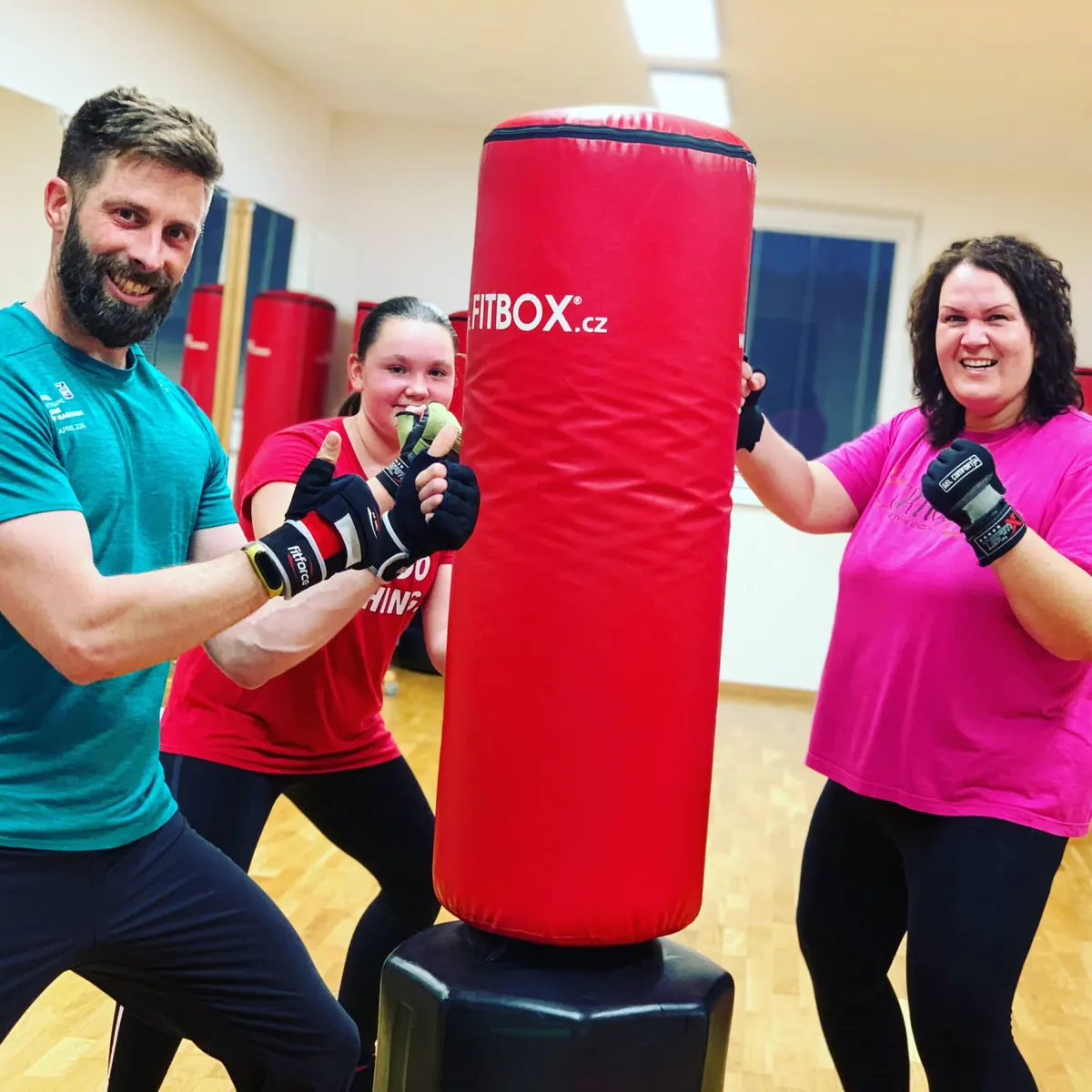 Inštruktor Tomáš Fecko s členkou Fitboxu pri boxovacom toteme