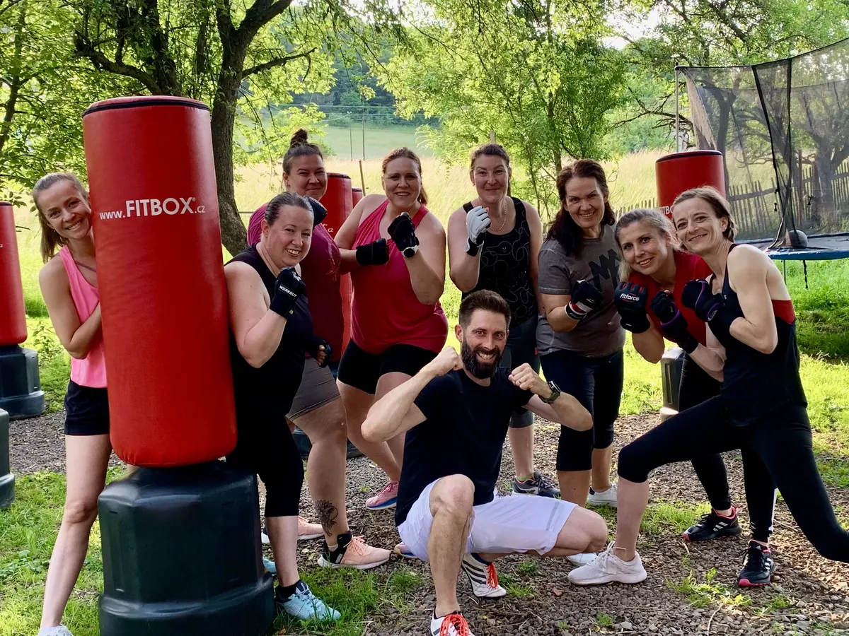Fitbox tréning vonku vo Farmárskom parku v Stožku